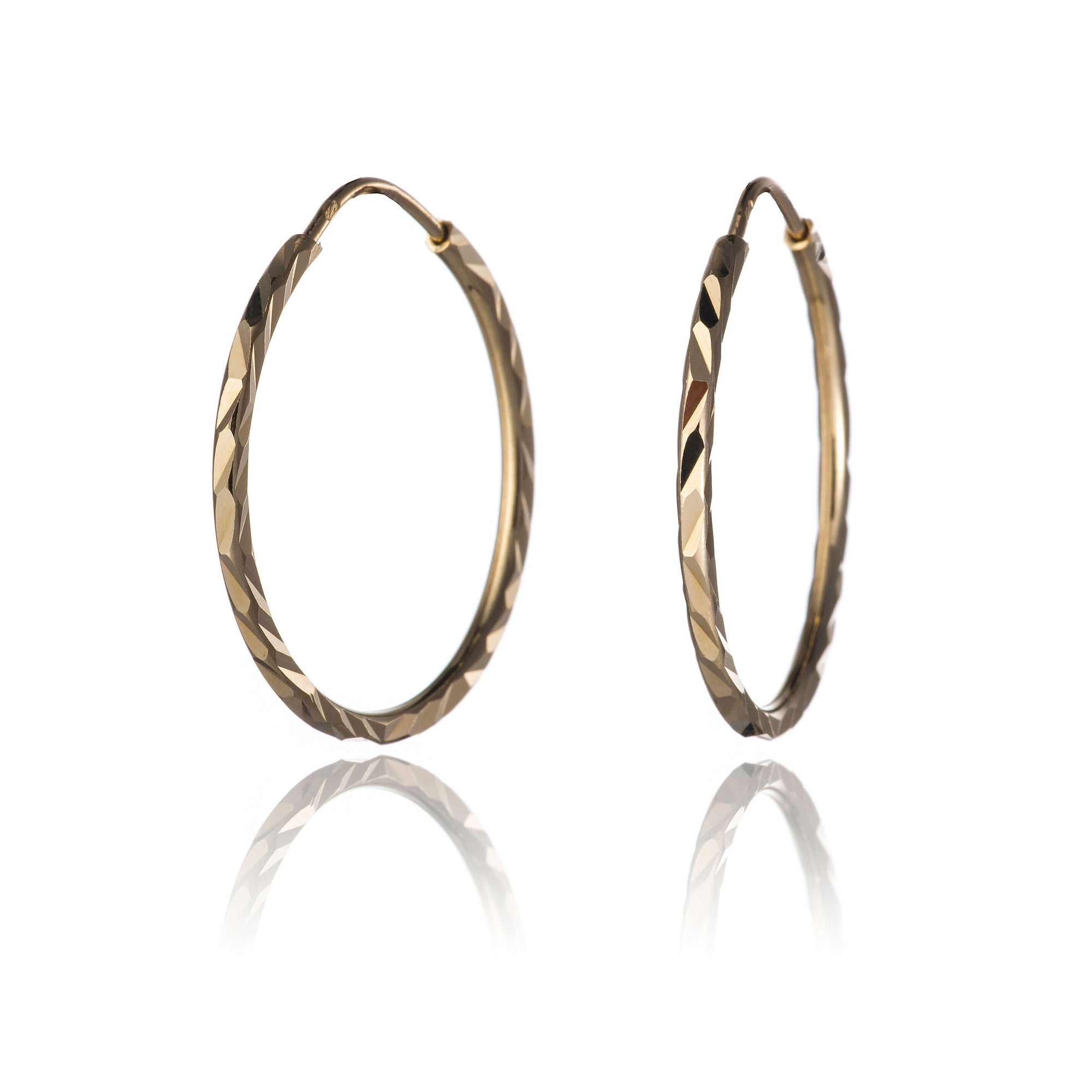 elegantne-zlate-kruhy-s-jemnym-gravirom