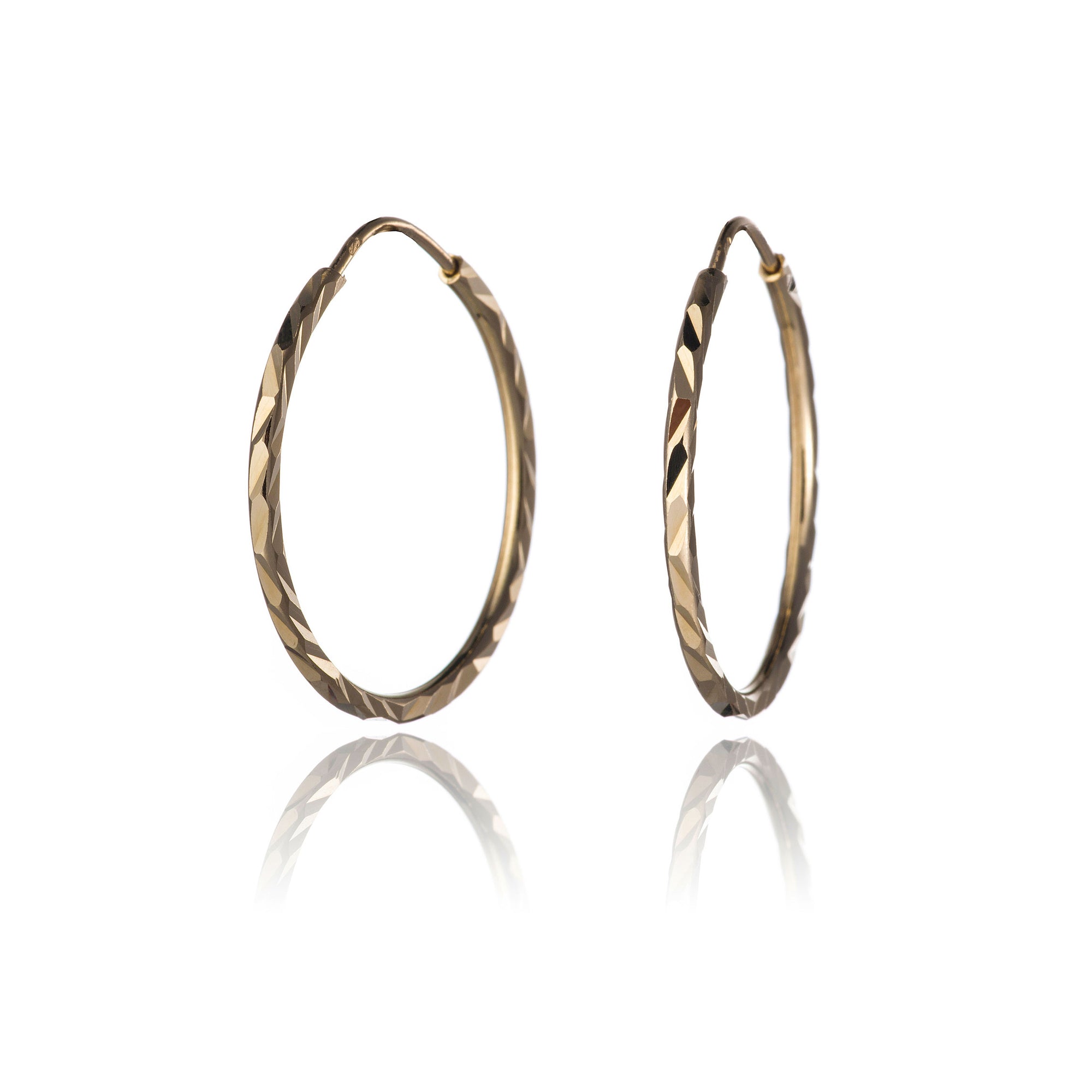 jednoduche-zlate-nausnice-kruhy-s-gravirom