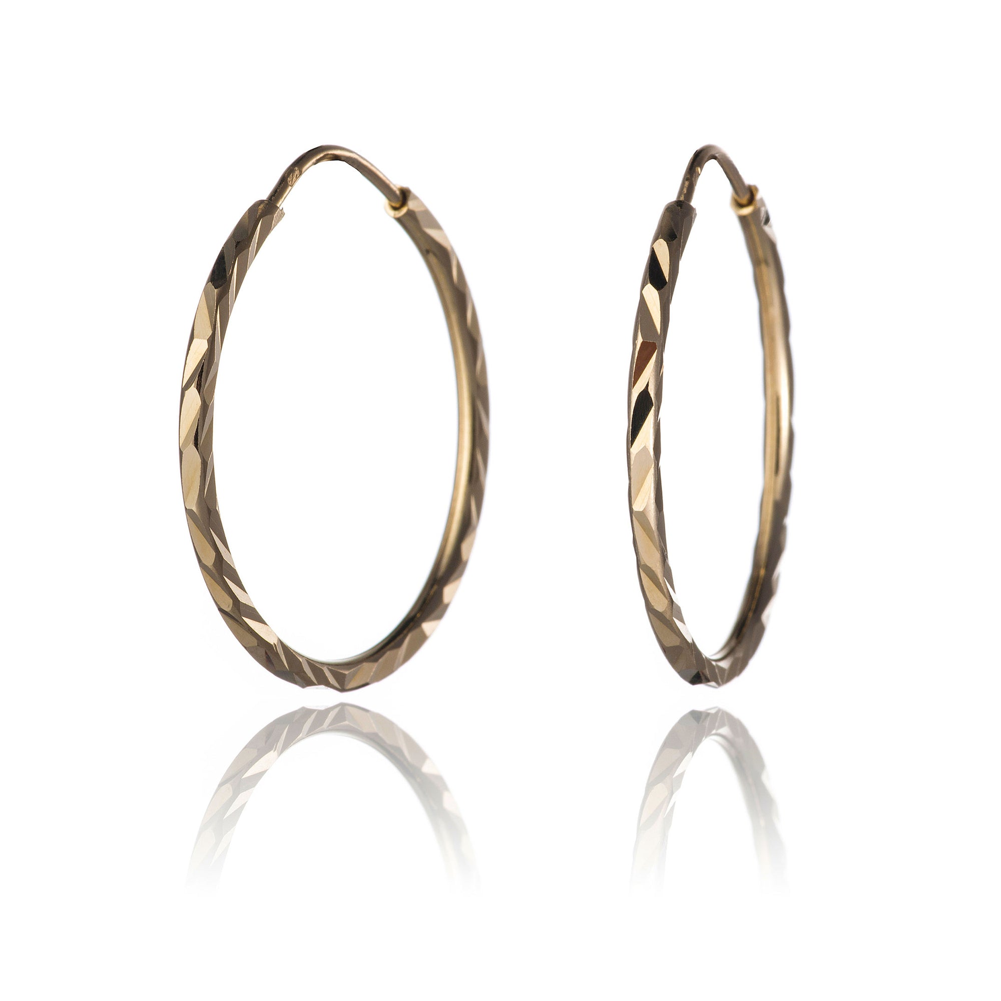 jemne-zlate-nausnice-kruzky-s-gravirom