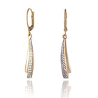 visiace-zlate-nausnice-s-efektnym-gravirom