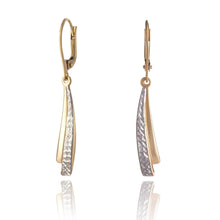 visiace-zlate-nausnice-s-efektnym-gravirom